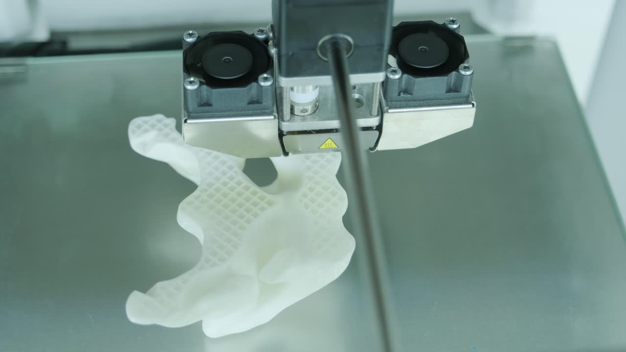 la moderna impresora 3d imprime figuras de primer plano macro. la impresora tridimensional automática 3d realiza el modelado de colores blancos de plástico en el laboratorio. el procesamiento de impresión 3d con fondo blanco