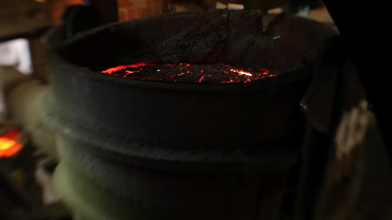 brillo de metal fundido en fundición industrial, calor vivo y atmósfera industrial, enfoque selectivo