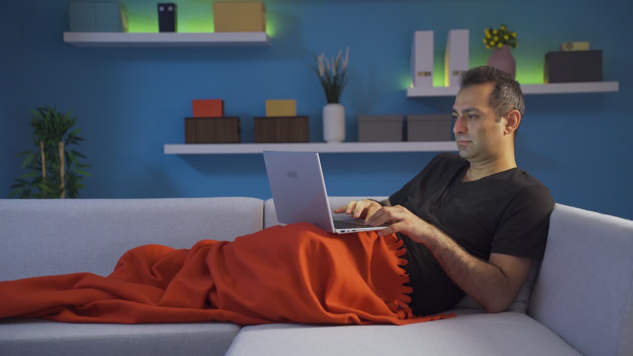 el hombre frustrado se enoja y piensa.