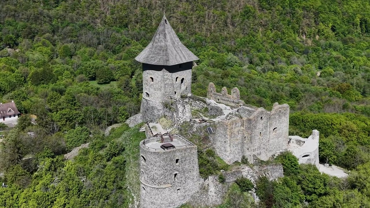 Úchvatný letecký pohled na zříceninu historického hradu Somoska. Středověká kamenná pevnost se tyčí na kopci obklopeném hustým lesem