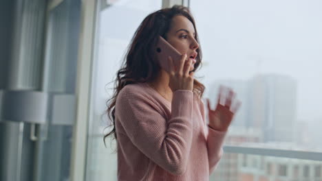 cliente molesto haciendo un pedido en línea hablando teléfono inteligente en cityscape plano de primer plano