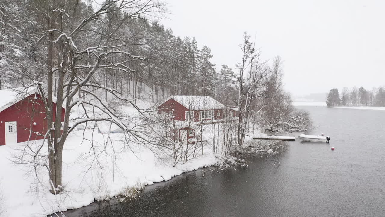 스웨덴의 호수 옆에 있는 작고 아늑한 집들의 공중 촬영