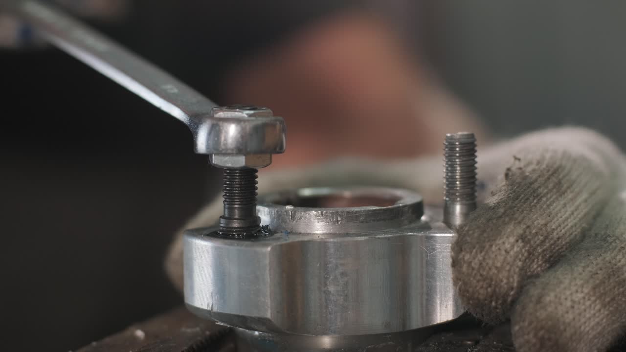 el mecánico del servicio de carreras de karts vierte combustible en el tanque.