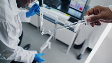 científicos que trabajan en un laboratorio moderno