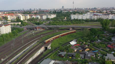 Vorwärtsflug-über-Eisenbahnknotenpunkt-In-Der-Stadt.-Tracking-S-Bahn-Zug,-Der-Auf-Wendegleis-Steht.-Berlin,-Deutschland