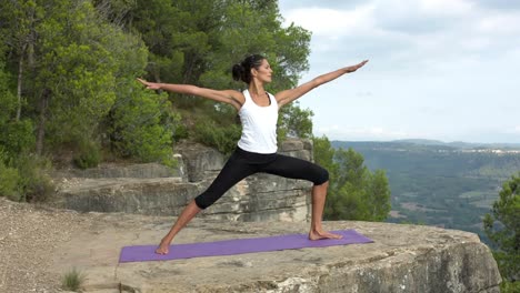 Frau-Macht-Yoga-Draußen-44