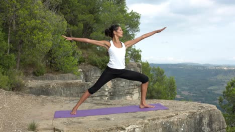 mujer haciendo yoga afuera 44