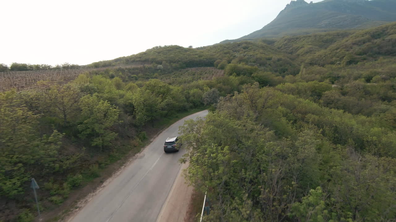 Strada panoramica di montagna con SUV