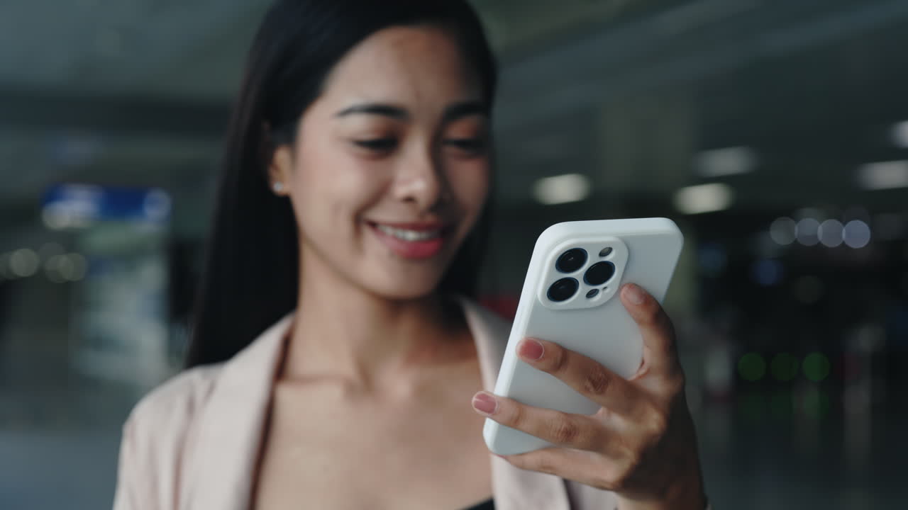 mujer usando un teléfono inteligente