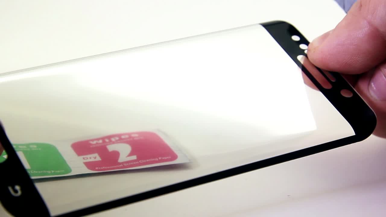 manos masculinas toman un protector de pantalla de teléfono de un bolso de burbujas