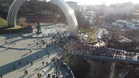 Kyiv-or-Kiev,-Ukraine.-The-Peoples-Friendship-Arch-in-Khreshchatyy-Park.