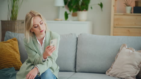 Mujer-Segura-De-Sí-Misma-Navegando-Por-Las-Redes-Sociales-En-Casa