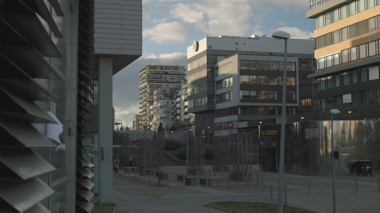 nuevos apartamentos de lujo y desarrollo de parques de oficinas en las afueras de praga durante la puesta de sol