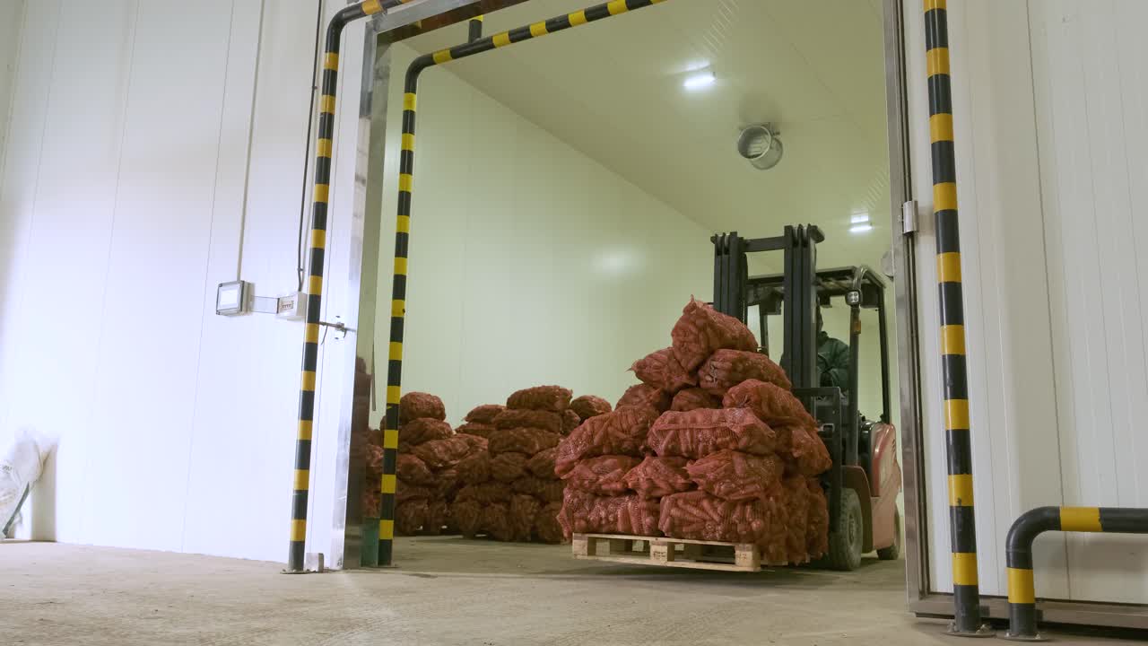 вилочный погрузчик на складе судоходства. распределение продуктов. доставка. логистика. транспортировка.