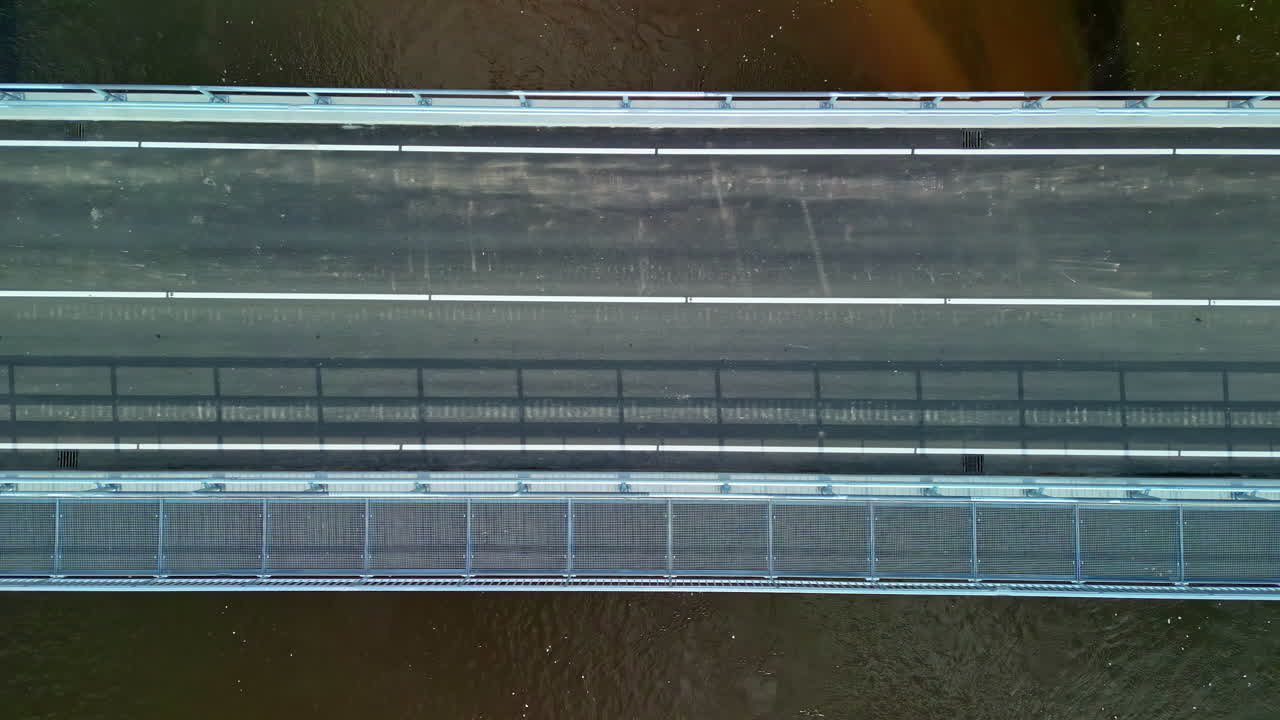 강을 가로지르는 다리