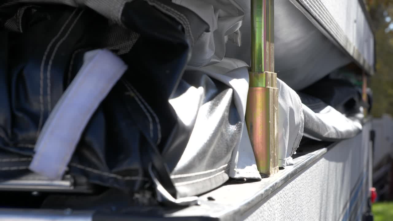 설정하는 동안 크랭킹되고 있는 텐트 트레일러의 클로즈업