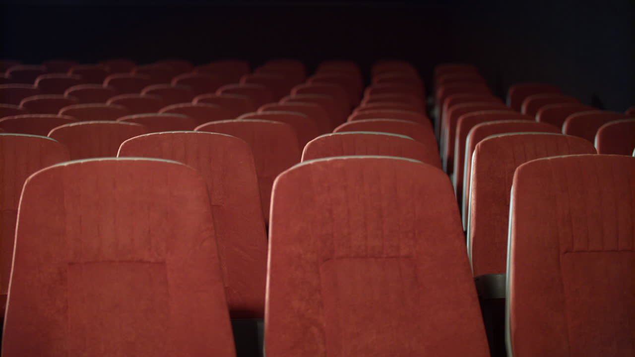 filas de asientos vacíos en el cine, sillones vacíos en el teatro.