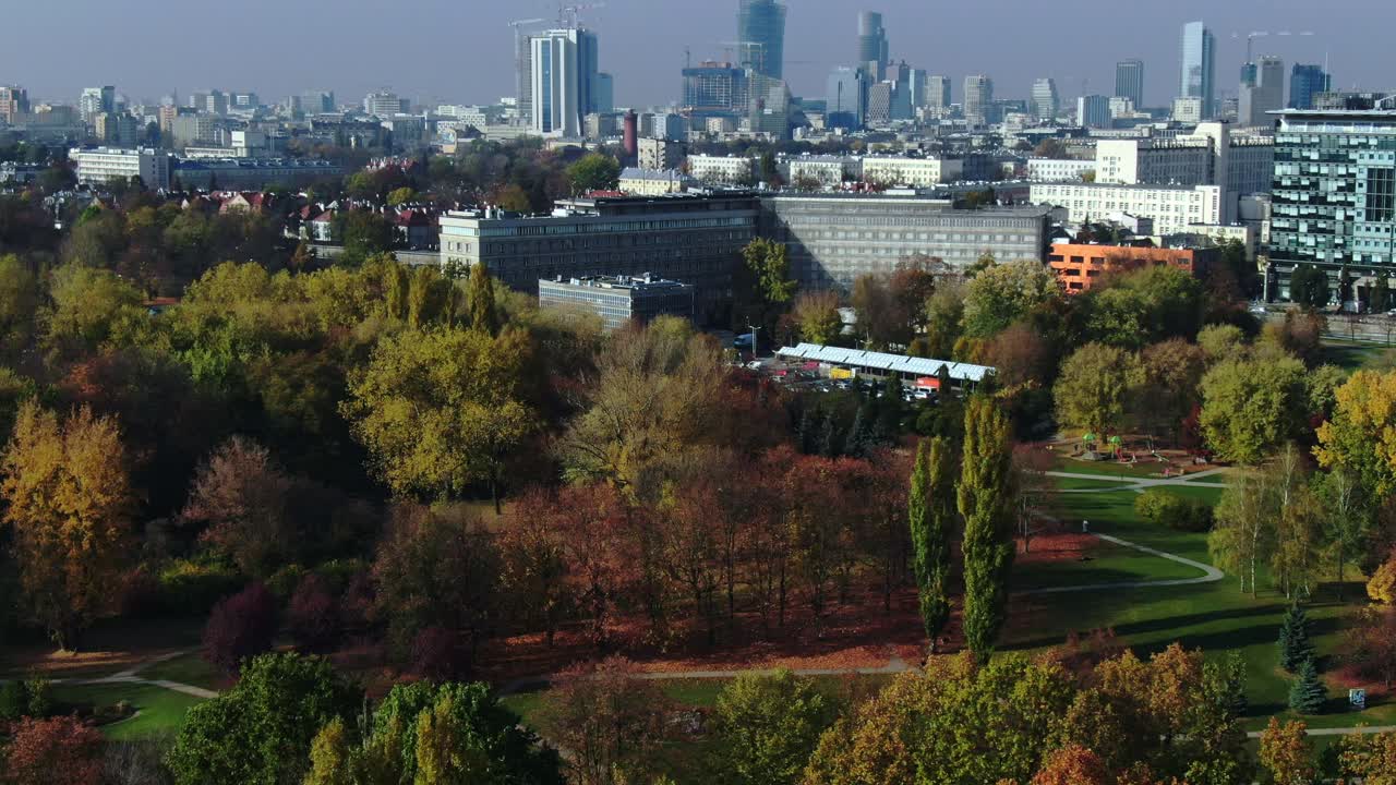 Vivace parco urbano vicino al centro di Varsavia con Spire, Rondo, Palazzo della Scienza e della Cultura e Città Vecchia