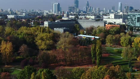 vívido parque urbano cerca del centro de la ciudad de varsovia con torre, rondo, palacio de ciencia y cultura y casco antiguo