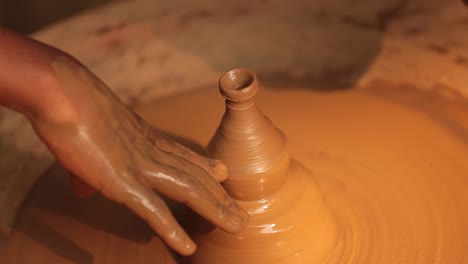 el alfarero en el trabajo hace platos de cerámica. india, rajasthan.