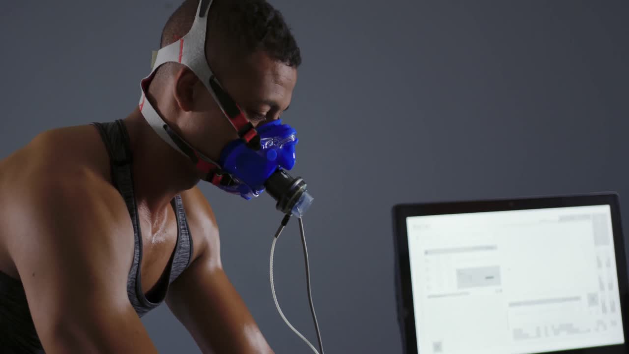 ciclista que utiliza un analizador de gases metabólicos