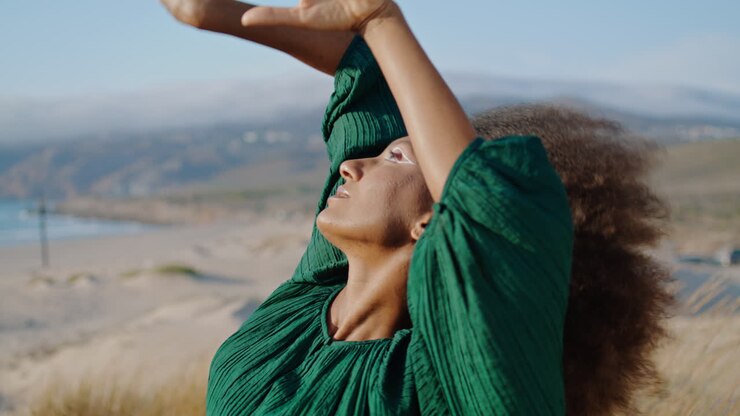 Primo piano di donna che si esibisce sulla sabbia del deserto. Ballerina professionista che si muove con grazia
