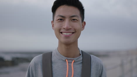 Porträt-Eines-Jungen-Asiatischen-Mannes,-Der-Fröhlich-Und-Selbstbewusst-Am-Strand-Lächelt
