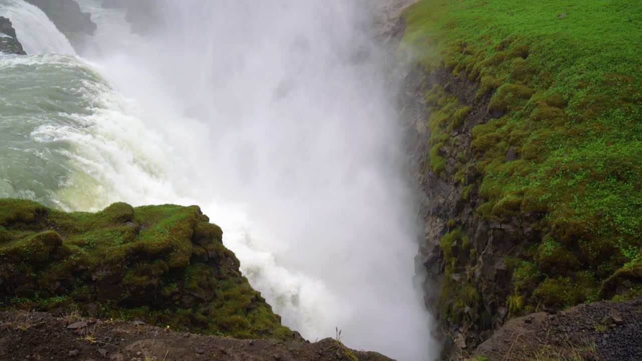 paisaje de las cataratas de gullfoss en islandia.