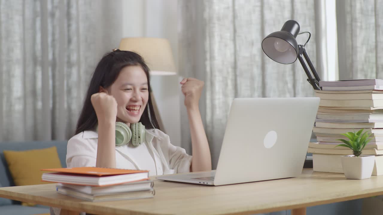 온라인 학습 성공을 축하하는 행복한 학생