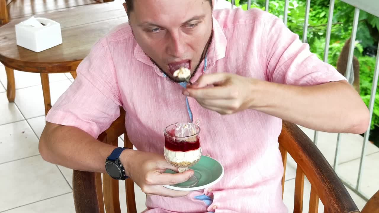hombre comiendo postre de pastel de queso al aire libre