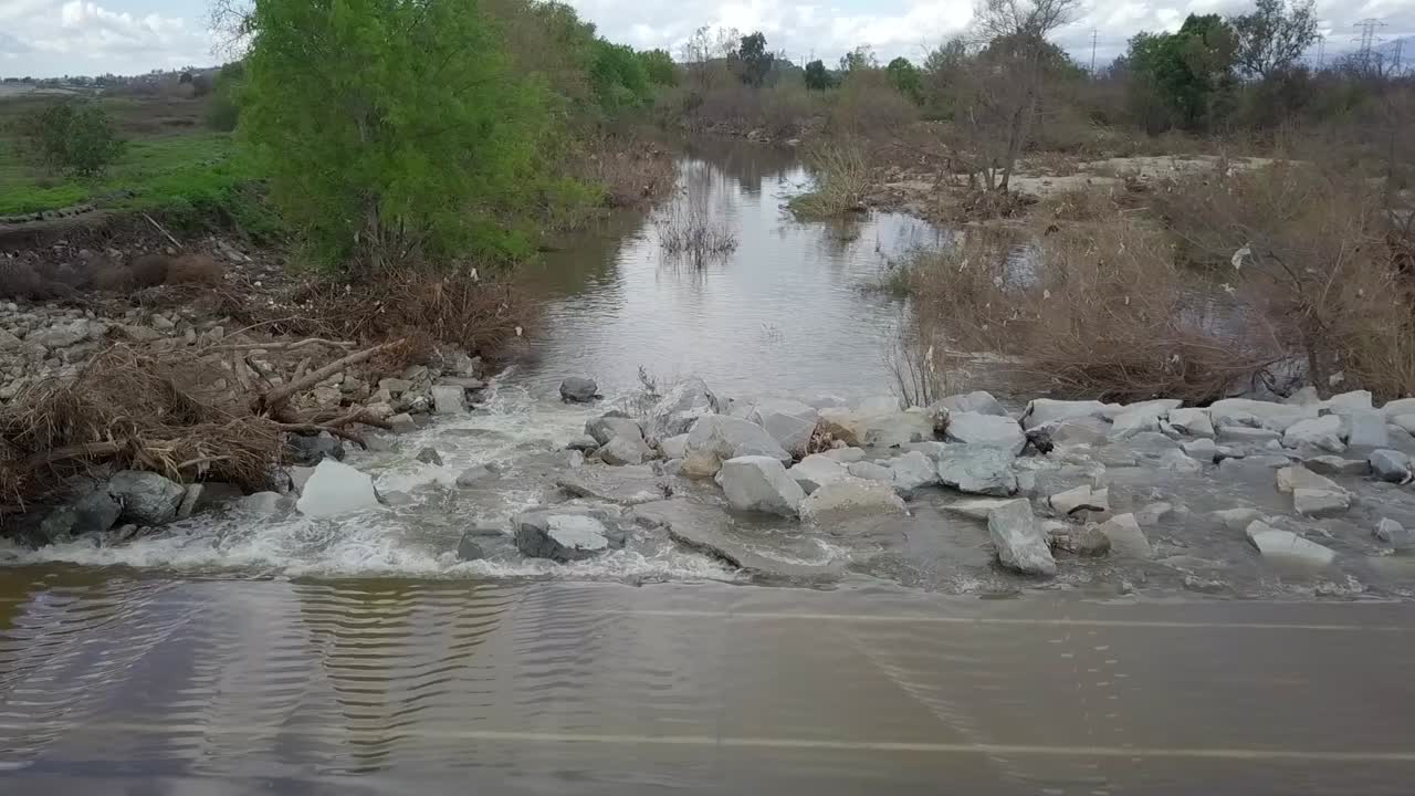 el agua de la inundación que fluye sobre un carril bici en el área recreativa de whittier narrows