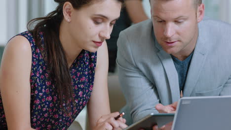 hermosa mujer de negocios usando una tableta trabajando con un hombre de negocios compartiendo ideas colegas trabajando juntos en la oficina 4k
