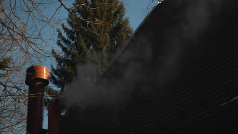 cámara lenta de vapor saliendo de una chimenea