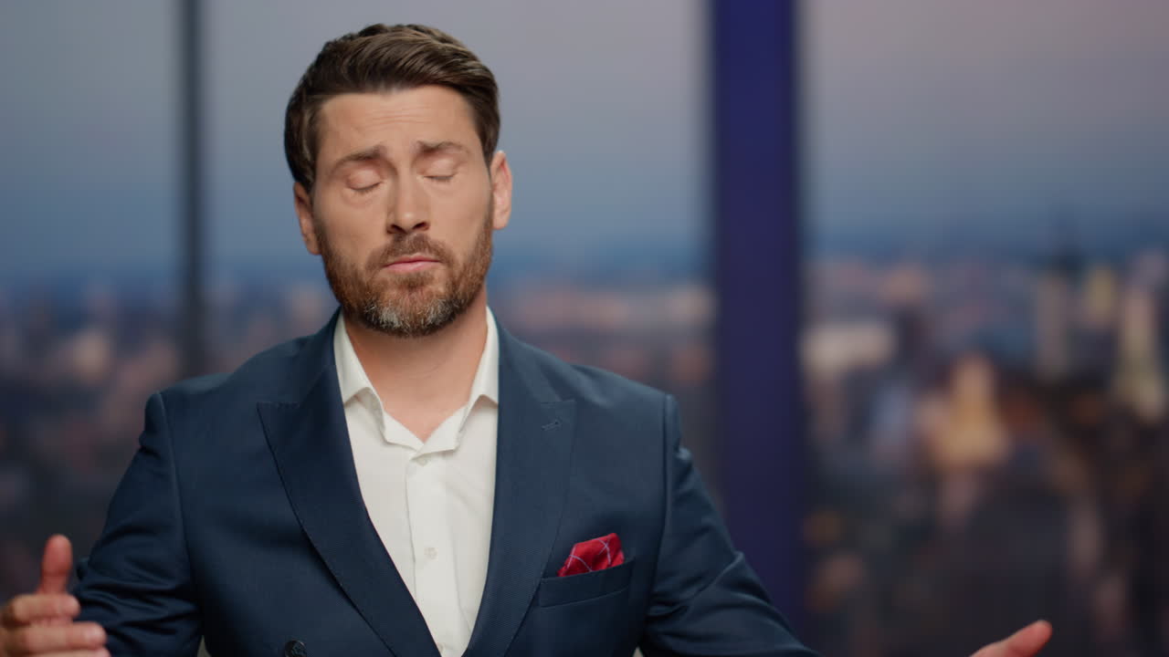 Ospite televisivo in diretta che racconta una triste storia di vita a una conduttrice, in primo piano in un programma TV.