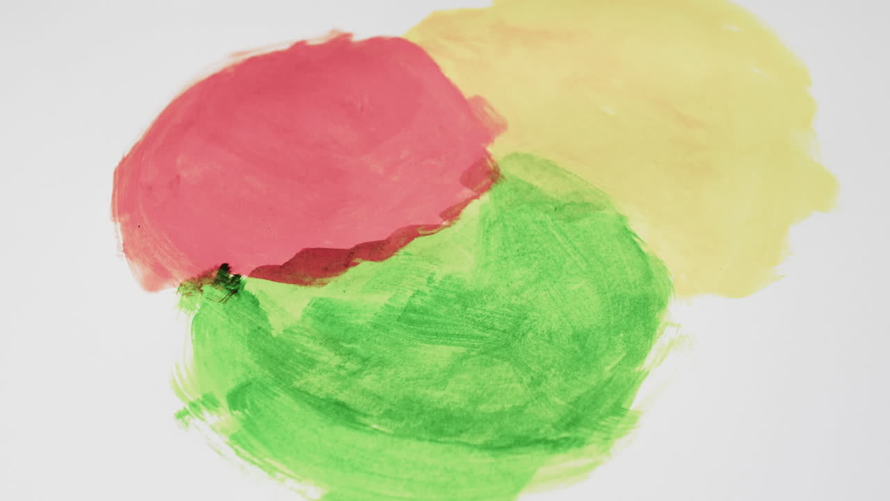 회색 배경에 복사 공간과 함께 빨간색, 노란색 및 녹색 페인트의 비디오