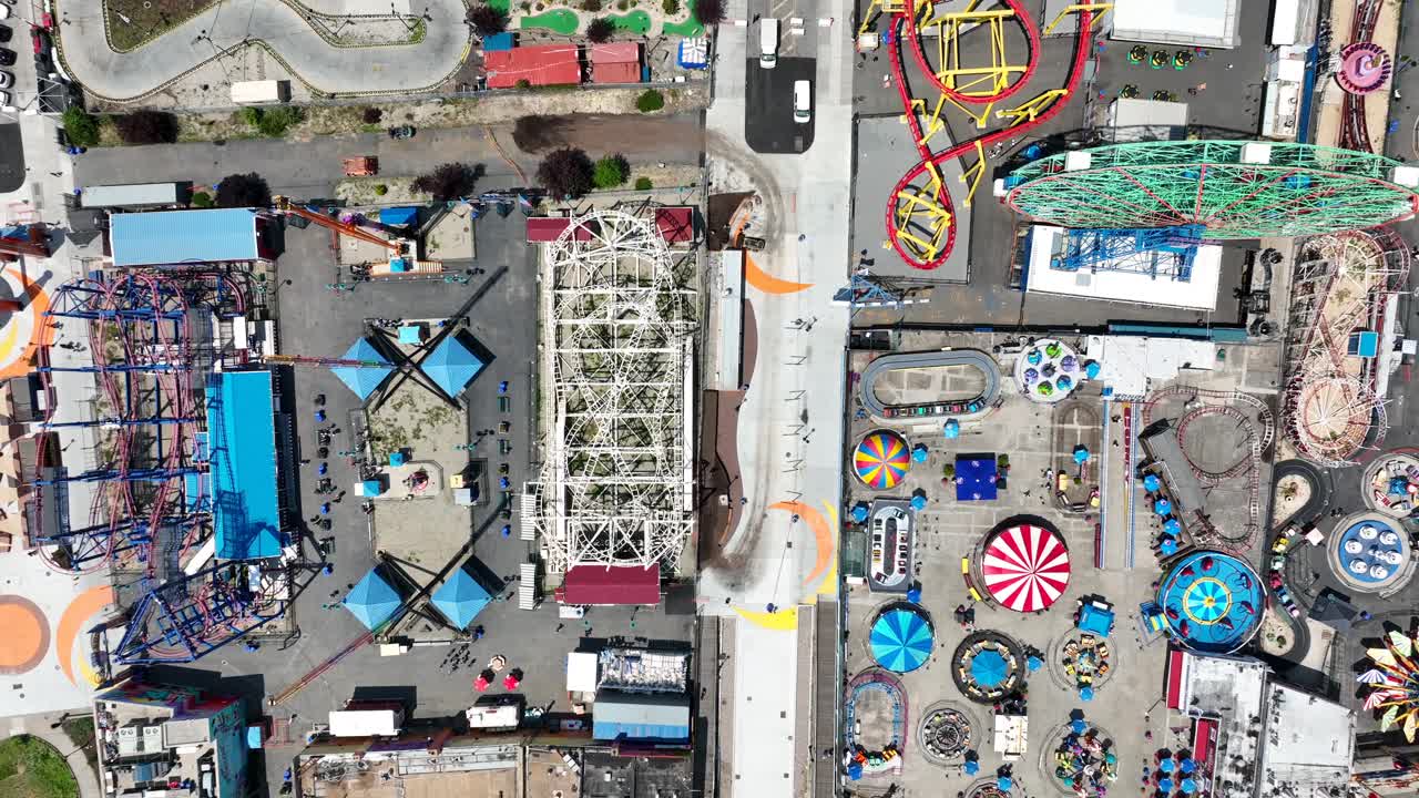 뉴욕 시의 다채로운 코니 아일랜드 놀이 공원 위에서 천천히 내려오는 영화 드론 촬영