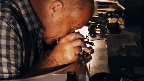 el orfebre examinando el diamante