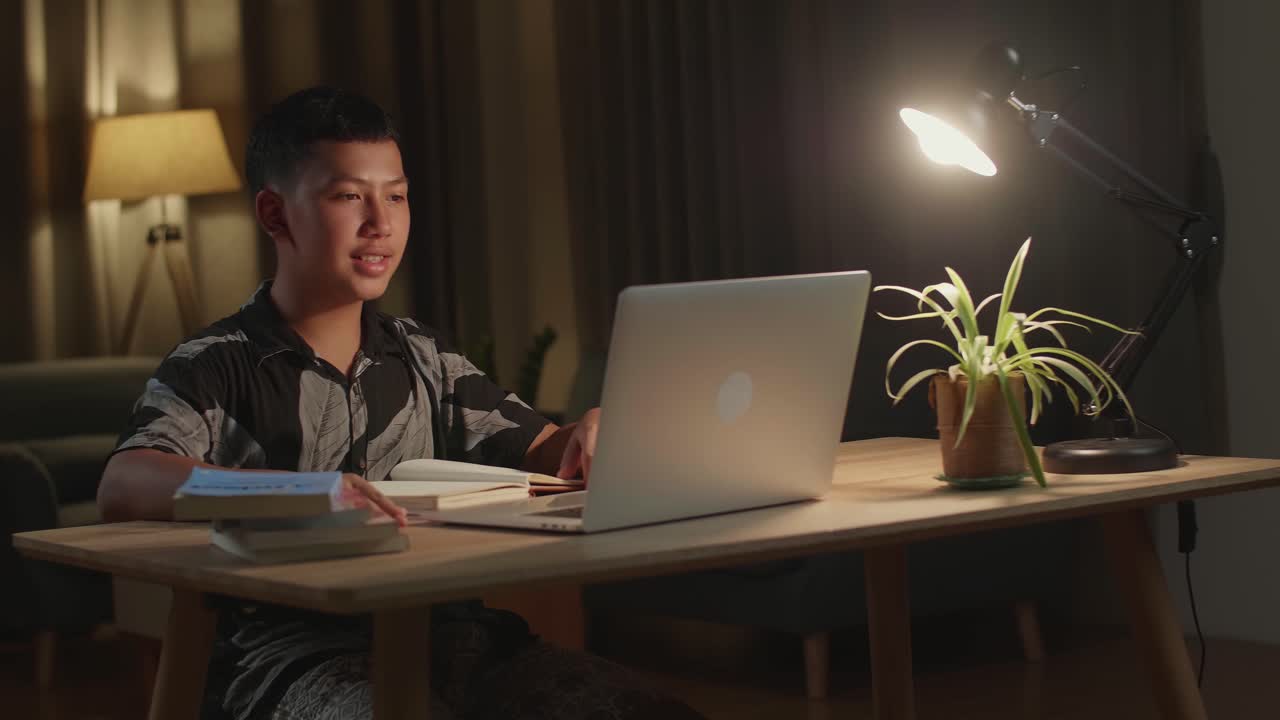 밤에 집에서 공부하는 십대