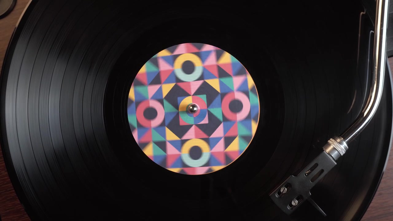 Riproduzione musicale di un disco in vinile Long Play su giradischi che gira, vista dall'alto.