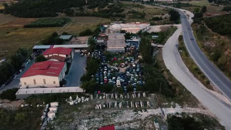 vista aérea descendente de arriba hacia abajo sobre el depósito de chatarra en el campo con autos viejos para piezas de repuesto