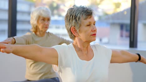 Mujeres-Mayores-Realizando-Yoga-4k