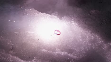 pequeño petardo de fuego fallido quemándose en la nieve y desvaneciéndose