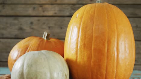 composición de calabazas de naranja de halloween contra la superficie de madera rústica