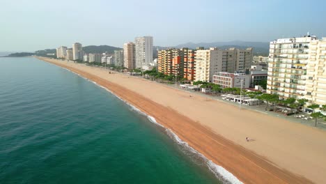 Imágenes-Aéreas-Del-Paseo-Marítimo-De-Playa-De-Aro-En-La-Costa-Brava-En-Girona-Cielo-Azul-Día-Soleado-En-Verano-Playa-Sin-Gente