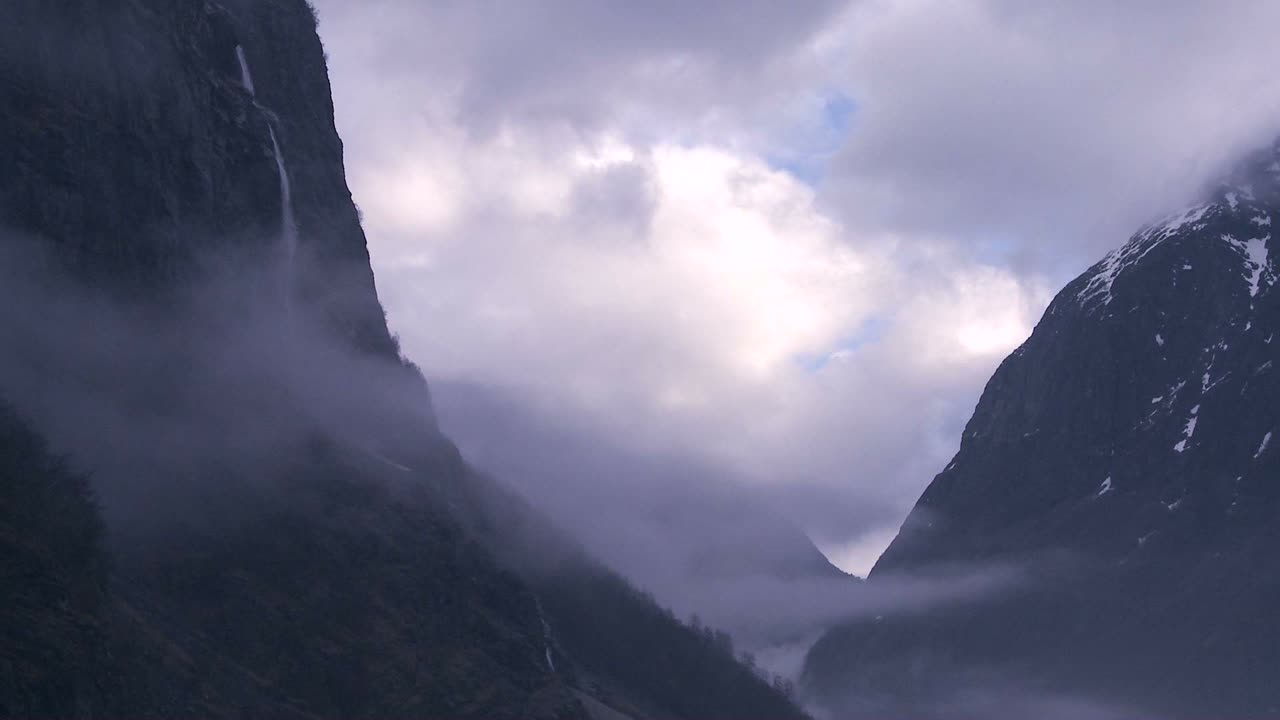 niebla y nubes cuelgan en los fiordos de noruega 1