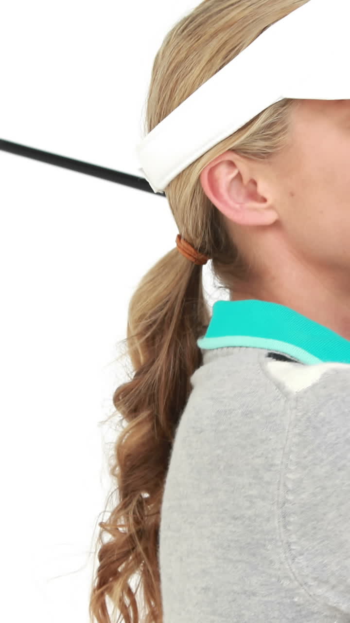 jugador de golf golpeando la pelota y sonriendo a la cámara