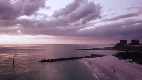 una puesta de sol épica sobrevolando la playa de florida