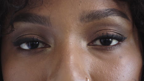 Nahaufnahme-Einer-Schönen-Afroamerikanischen-Frau-Mit-Offenen-Augen-Und-Blinzelndem-Blick-In-Die-Kamera