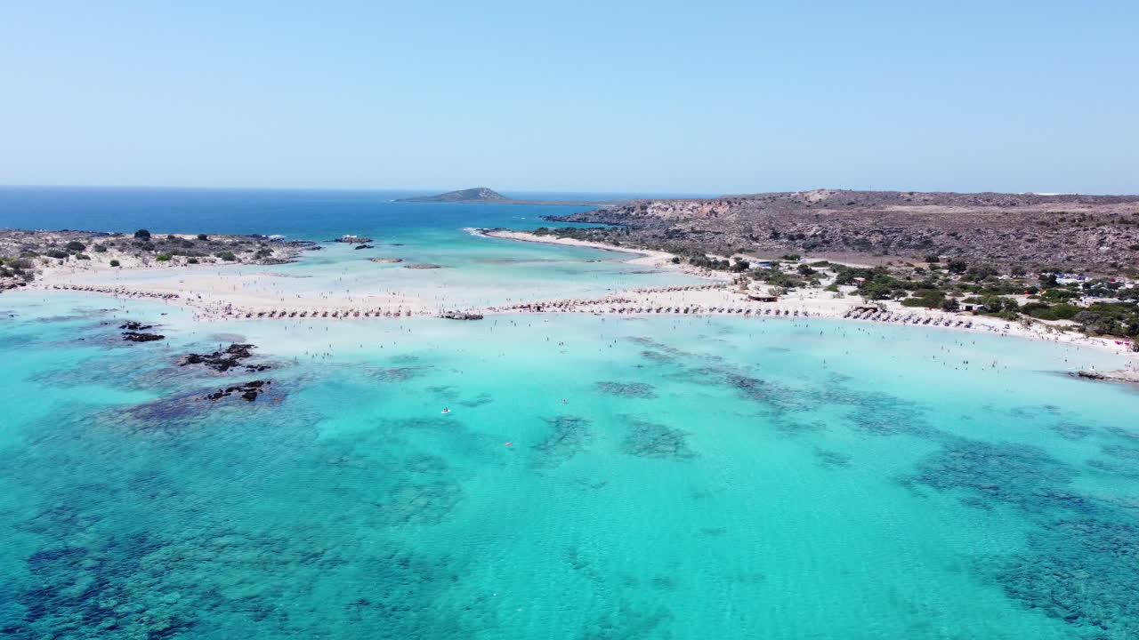 vista aérea a través de la isla de la playa de elafonisi, creta, grecia con un paisaje marino tropical azul