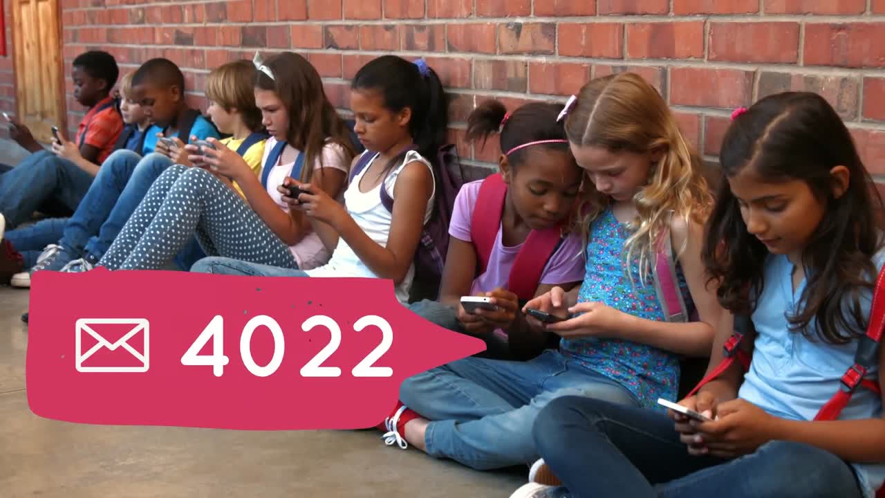 grupo de niños sentados en el lado navegando en sus teléfonos